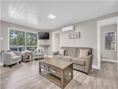 Waterfront 3BR Cottage-Large Dock & Firepit-Beach Access/Free Parking just a short walk away !!!