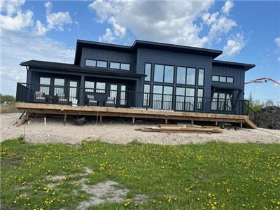 Lakefront Cottage (BRAND NEW) with HOT TUB - January & Feb Ice Fishing Specials