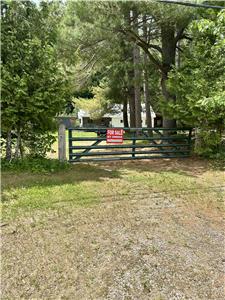 Mazinaw Lake area cottage