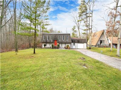 Pet Friendly Beach House with Hot Tub + Games Room + Large Fenced Backyard