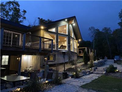 Sunset Villa: Family Retreat with Hot Tub, Games & Exercise Room