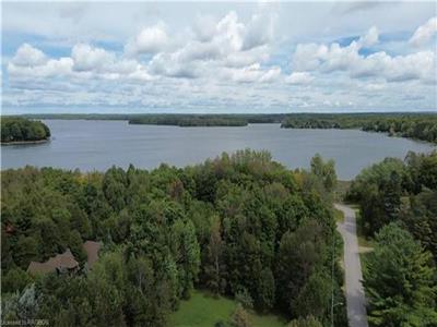 Gorgeous Spring and Summer Vacation Home 7 BR/5 BA Near Beach & Activities, 90 minutes from Toronto