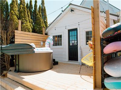 Stunning lake views with hot tub + cold plunge in the bluffs of Port Stanley