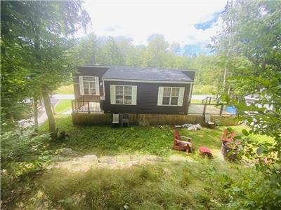 This resort cottage is nestled on an ultra-private site with a stunning rockface backdrop!
