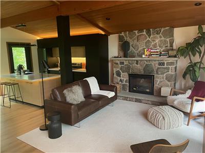 Wasaga Beach Mid-century gem, 3bed + separate office, 2bath, 4 season home, 2 blocks from the beach
