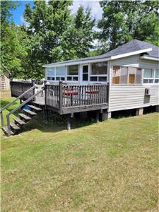 Golden Lake On. Beautiful Beach front property, sleeps 6 people, ac, sat tv, pet friendly