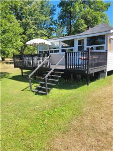 Golden Lake On. Beautiful Beach front property, sleeps 6 people, ac, sat tv, pet friendly