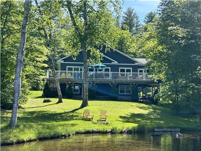 Kashwakamak Lake waterfront. Beautiful, spacious & comfortable newer family cottage. Kayaks Canoe AC