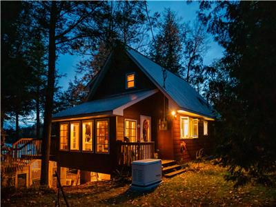 Cozy lakefront cottage getaway at Mulberry Cove