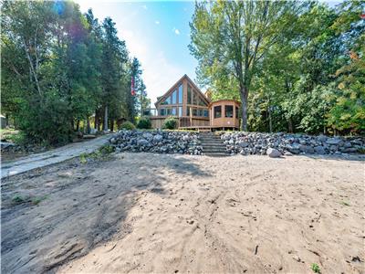 BORD DE L'EAU, CHALETS AQUATIQUES, MAISON EN RONDINS, PLAGE DE SABLE PRIVE AVEC RAMPE DE MISE  L'E