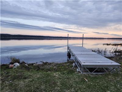 Orr Lake Cottage-Lakefront steps to golf club 1 hr 15 min from Toronto