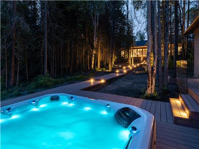 Luxury 8 Bedroom Lakefront Cottage + Hot tub, Sauna, Gym, Pool table, 2 Firepits, Playground