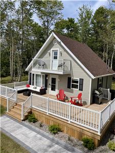 Cozy cabin style cottage tucked into the woods with a view of the water. 2026 Booking