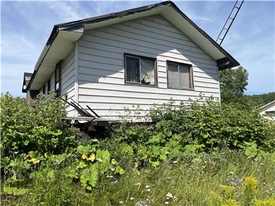 Awesome Hunting and Fishing 2 bedroom remote camp at Elsas Ont.