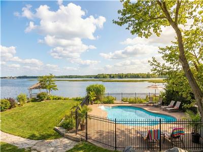 PANORAMA OASIS 360 WATERFRONT| NEW HOTTUB| 20MINS MSL SKI RESORT| 90MINS GTA| FIRE PIT|SWIMMING POOL