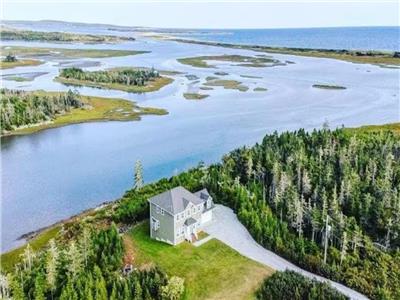 Rising Tides -Oceanfront-Hot tub- Kayaks- Sauna