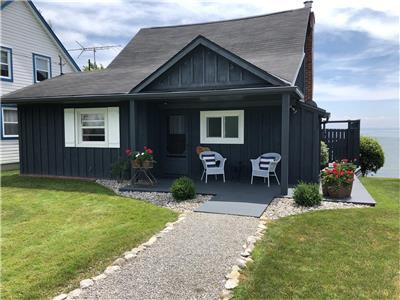 19th Hole. Cozy Cottage on Sandy Beach with Views of Port Maitland Lighthouse