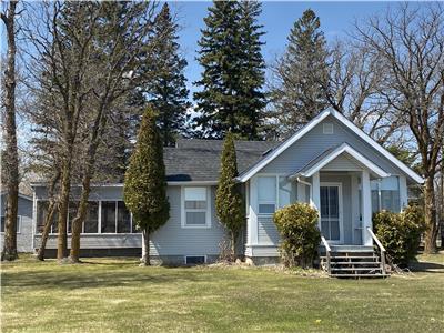 Winnipeg Beach Lakefront Cottage