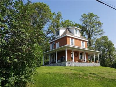 The Bailey House for rent-Sleeps 7-max 6 adults. 8 minutes from the Calabogie resort