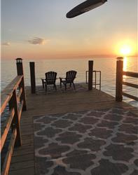 The BEACH HOUSE - Waterfront Cottage Point Pelee