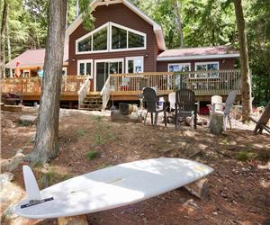 Spectacular Muskoka lakeside cottage