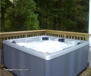 Farview Cottage Renovated 4Bdrm 2 Bath Sleeps 8+ Waterfront With Upgraded Lakeside Hot Tub & Wifi!