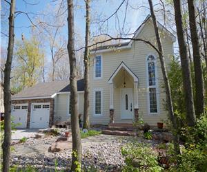Pinetree Place: Upscale accomodation in Desirable Huron Woods, Grand Bend