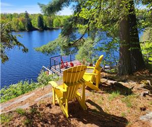 Amazing Waterfront  cottage, lots of privacy, sleeps 10, canoes and paddleboats