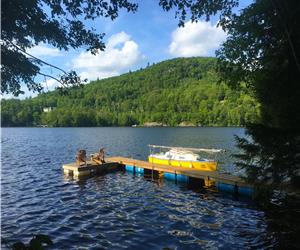 17min to Downtown Ottawa!! Waterfront Log Cabin, Gatineau Park. Boats, trampoline, private.