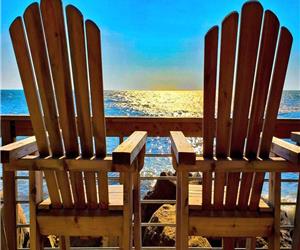 Gorgeous Lakefront cottage on Lake Erie-minutes to Point Pelee with HOT TUB