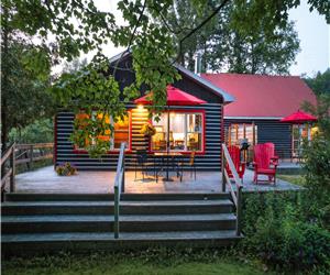 Lakefront Duplex Cottage- Kayaks, Canoes, SUPS, Fast Internet!