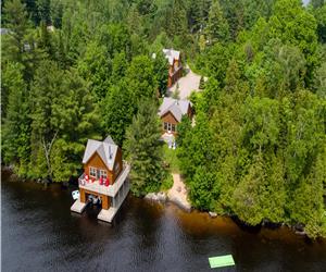 FERNGLEN WATERFRONT COTTAGE  **HOT TUB AND AMAZING VIEWS**