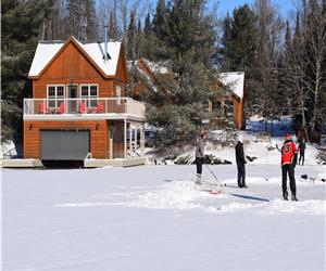 FERNGLEN COTTAGE - ** HOT TUB AND TONS OF SPACE**