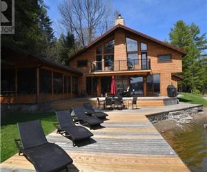 KAWARTHA LAKES COTTAGE ON CRYSTAL LAKE - PRIVATE BAY - SLEEPS 16