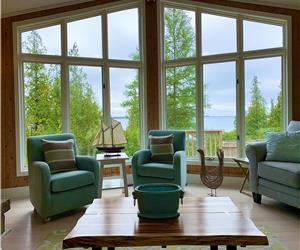 Grey Eagle - Luxury Lakefront "Cottage" with Hot Tub