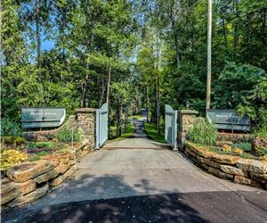 Manoir Viking: Waterfront Estate