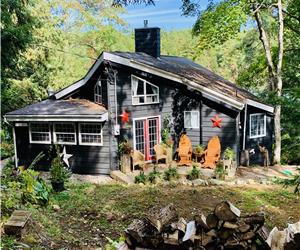 Magical Bass Lake Muskoka Getaway With Tesla/EV Charging station