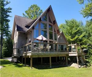 Honey Harbour Luxurious Waterfront Cottage with WIFI / CANOE / SAUNA /  ALL SEASONS ROAD ACCESSIBLE.