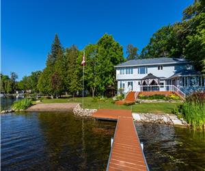 Beatiful 4 Seasons Cottage, Waterfront on Pigeon Lake with Hottub and Sauna and Shallow lake entry