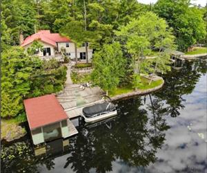 Grand Maison By Chalet Paradise - Waterfront Cottage In Bobcaygeon: 5 Bedrooms, 3 Bath, Central AC