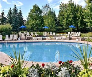 Entire Chalet Spacious Pool Breathtaking views of Blue Mountain Walk to Village