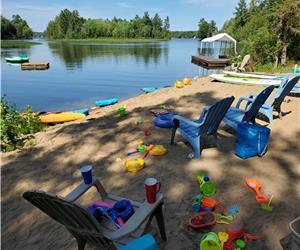 Sjour en famille pendant la pause de mars pour 14 personnes  Lux Lakehouse avec 10 acres de bois