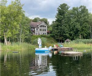 Luxury Lakehouse for 14 on 10 Acres of Private Woodland only 90 mins from Toronto