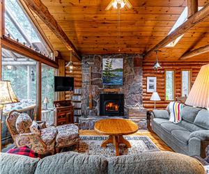 Silent Moorings - a 4 BR Log Cottage on clean, clear Lake Talon