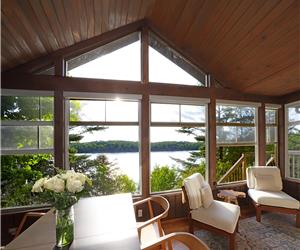 Sunset Serenity: Luxurious Lake House Retreat with Breathtaking Sunset Views. True comfort awaits!