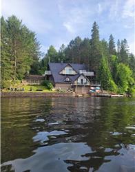 Water Front Cottage with Hot Tub!