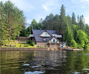 Whispering Pines Waterfront Cottage on Doe Lake