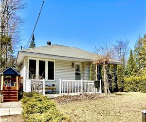Family Cottage - 4-Bedroom All Season Cottage w/ Hot Tub (walk to beach and close to ski hills)