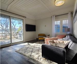 Muskoka Waterfront Retreat on Lake of Bays - New Reno, Private Beach, WIFI, Flat-screen TV