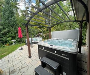 Luxury Cottage W/ 8 Person Hot Tub & Private Backyard - Entry Roads & Driveway Clear Of Snow!!